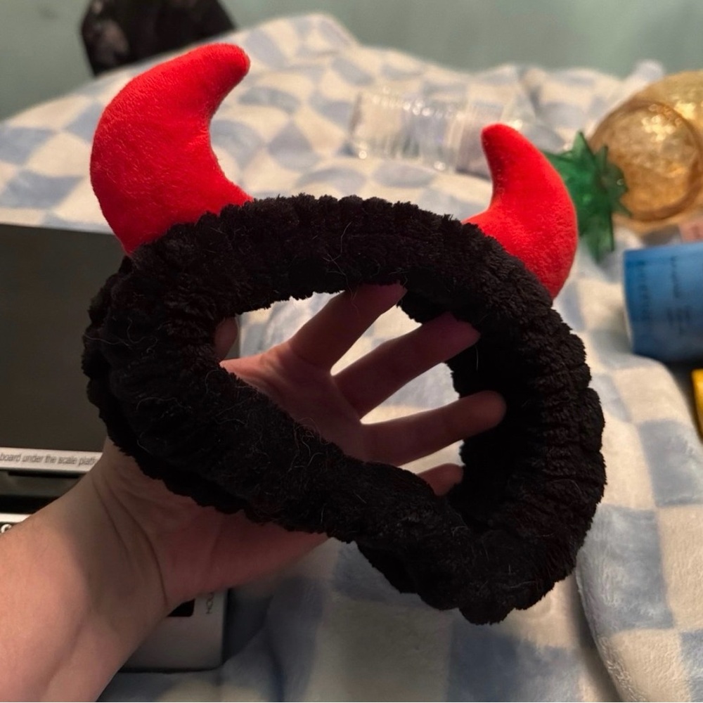 Beauty - Devil Horns / Red Black Handband